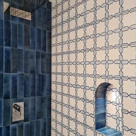 Michela, 2br, 2bt, Patio, Newly Renovated